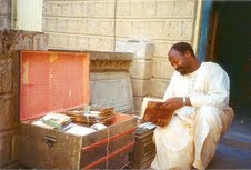 Abdelkader Haidara, il proprietario della pi� ricca biblioteca privata di Timbuct� 
mostra alcuni antichi manoscritti custoditi da secoli nei bauli della famiglia