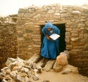 Antichi manoscritti, 
conservati fin dal Medioevo nel sottosuolo delle case di Ouadane., vengono alla luce