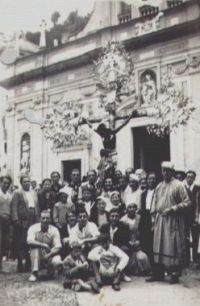 Antica fotografia di un pellegrinaggio al santuario di N.S. della Guardia. I Confratelli portano in processione il Crocefisso Moro