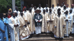 Con i sacerdoti presenti alla celebrazione