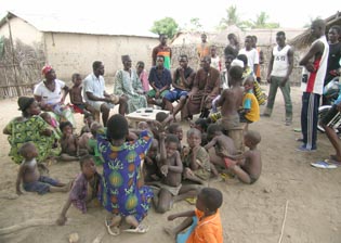 S&e;ance de contes dans le environs d'une cour