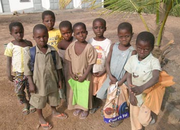 Bambini venuti a salutare alla missione