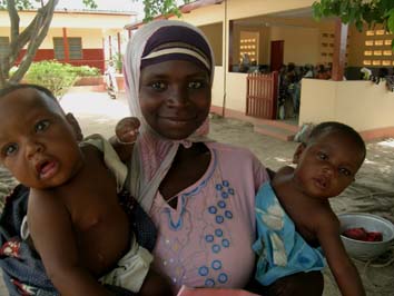 Une maman avec ses deux jumeaux