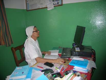 Soeur Antonietta Profumo dans son bureau