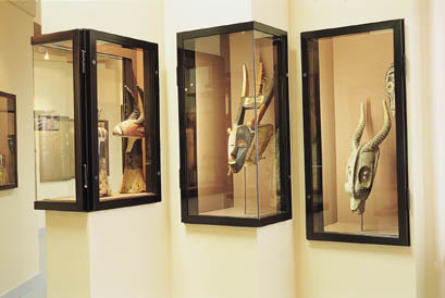 Una delle vetrine del museo con cimieri e maschere guro