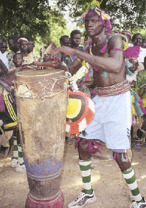 Suonatore di tamburo che accompagna lae danze dellea festa del raccolto