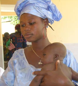 Una mamma con il suo bambino per le verifiche mensili