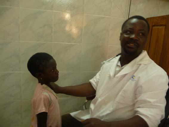 Il dottor Niman con un piccolo paziente