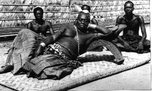 Il re Bope Mabinshe nella sua capitale Nshyeeng