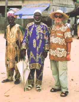 Il capo villaggio di Kolowar (al centro) con un notabile e padre Galli